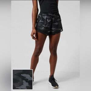 Athleta Printed Mesh Racer Run Mid Rise 4” Short